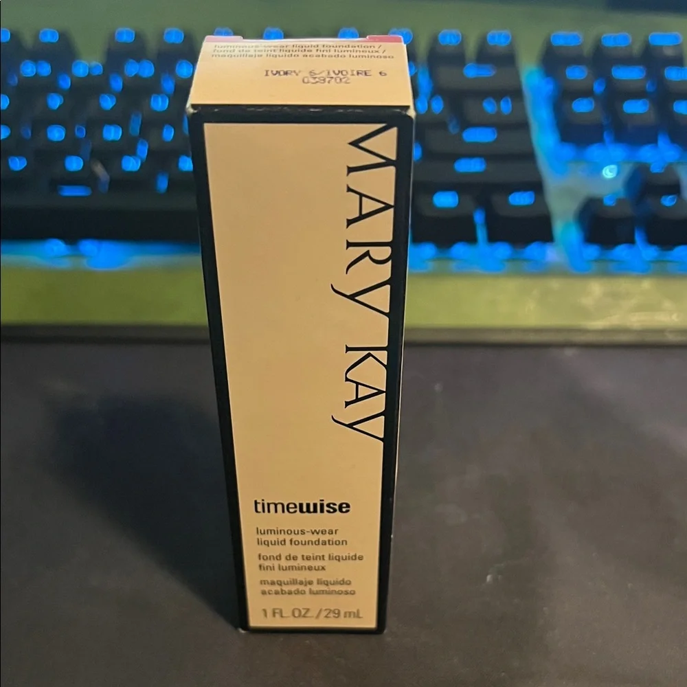 Mary Kay Timewise Luminous-Wear Foundation in Ivory 6 - Picture 2 of 3